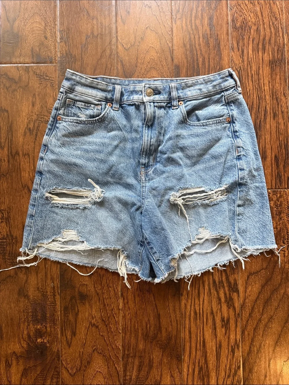 American Eagle Outfitters Baggy Mom Light Blue Distressed Denim Shorts, size 6